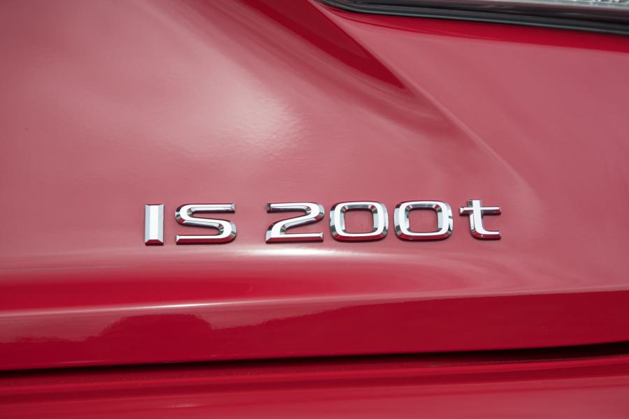 Логотип Lexus IS200t F-Sport 2016 года  (NA) (фото 11 из 27)